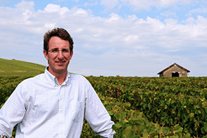 Arnaud Robert dans les vignes de la Côte des Blancs